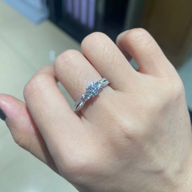 三石四爪女戒S925银镀白金定制主石莫桑钻0.5ct/副石高碳钻